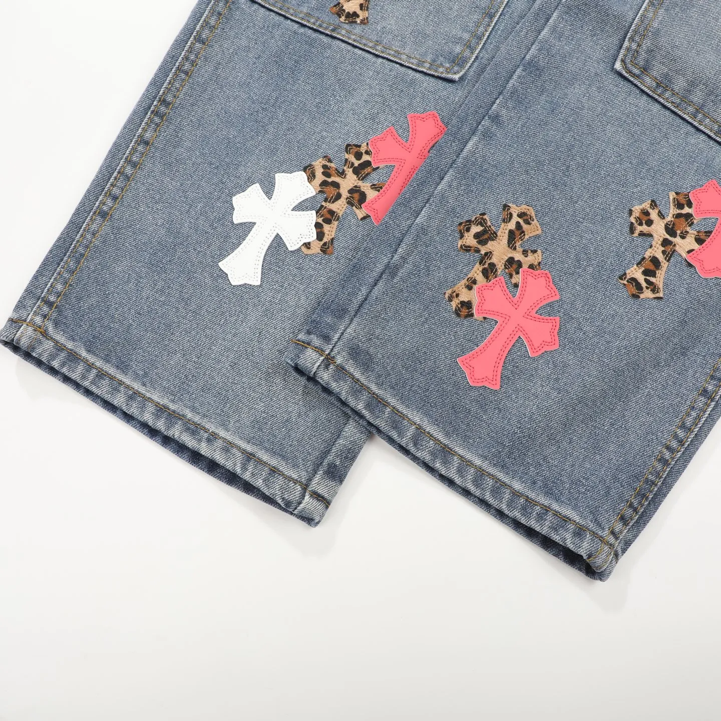 P280 CH Chromehearts Malaysia-limited leopard print cross patchwork leather workwear jeans and logging pants. The counter price is 34W. It is decorated with patchwork cross patterns and washed jeans! ! An absolutely high-end luxury product, a 1.9W-level god-level single product, a super popular product, made by top heavy industry, a magic weapon that cannot be missed! [About Zangyin] This is an extremely luxurious fashion brand that can also be called the aristocracy of the high street. It has always been an exclusive brand for some hipsters or rich second generations. Compared with ordinary high streets, it is more luxurious and noble. Compared with luxury brands, it is more fashionable and individual. It has always been a brand that I have a special liking for. [Top heavy industry fashion design] Consistently high-street luxury style. Speaking of this style, the Zangyin family and GU family are definitely the leading representative brands. Especially the Zangyin family has really achieved a state-of-the-art effect in creating high-street style. The unique washed material is used to create this style. The color system is already quite eye-catching. After it is decorated with patchwork cross flowers, it cleverly highlights the charm of the brand. Secondly, this style uses classic The high-waist cutting design highlights the long legs and fashionable temperament of the upper body. The brand is highly recognizable and the slim fit configuration is more suitable for daily wear. It is a product that interprets personality, fashion, and specifications at a glance. This single product is enough to make any fan excited. It can be a white T-shirt for a youthful college style, or a tight suspender for a royal style. It has strong matching ability and can be easily controlled by men.  [Materials and craftsmanship] Needless to say, this point goes without saying. As an excellent craftsman brand, Zangyin’s requirements for details and craftsmanship are really perfect. The washed color of this model has gone through so many processes, not to mention the embellishment of denim appliques. It is also purely hand-made and sewn. Just like what they believe in, only hand-made things have soul and have the meaning of wear. A top-notch heavy-duty fashionable denim item, I look forward to your perfect interpretation! !  Color: blue Size: 28-36